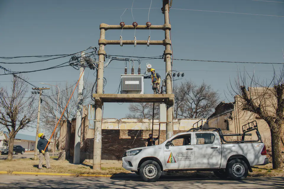 Personal de la cooperativa trabajando en la red eléctrica